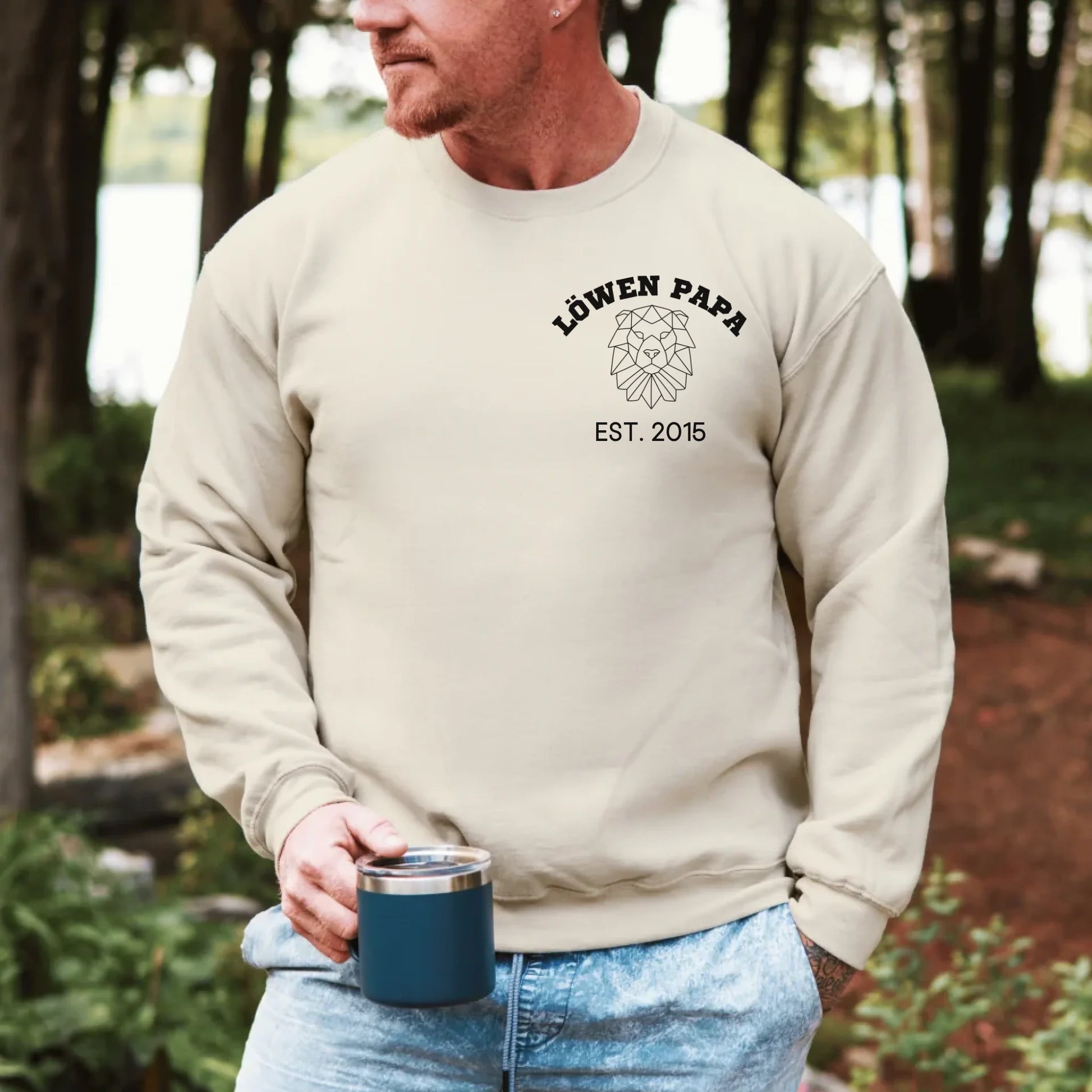 Printify Löwen Papa Sweatshirt personalisierbar Papa Sweatshirt Design 4 Sand