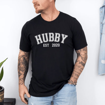 mamagibt Personalisierbarer Partner T-Shirt– Hubby mit Datum T-Shirt Couple Hubby sport Black