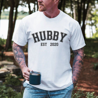 mamagibt Personalisierbarer Partner T-Shirt– Hubby mit Datum T-Shirt Couple Hubby sport White