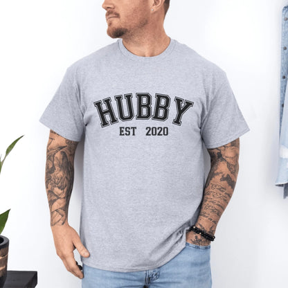 mamagibt Personalisierbarer Partner T-Shirt– Hubby mit Datum T-Shirt Couple Hubby sport Athletic Heather