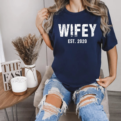 mamagibt Partner T-Shirt mit Datum personalisiert Wifey T-Shirt Couple Wifey grunge Navy
