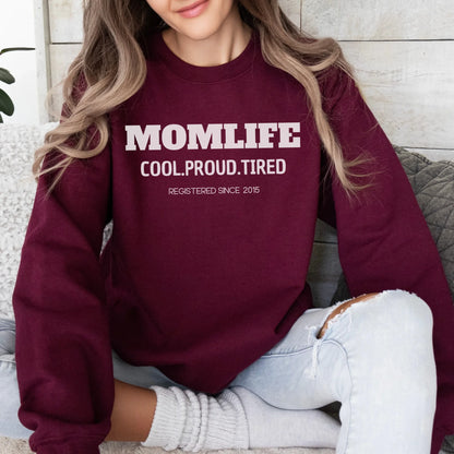 Printify Mama Sweatshirt Momlife personalisiert mit Datum Mama Sweatshirt momlife personalisert mit Datum Maroon