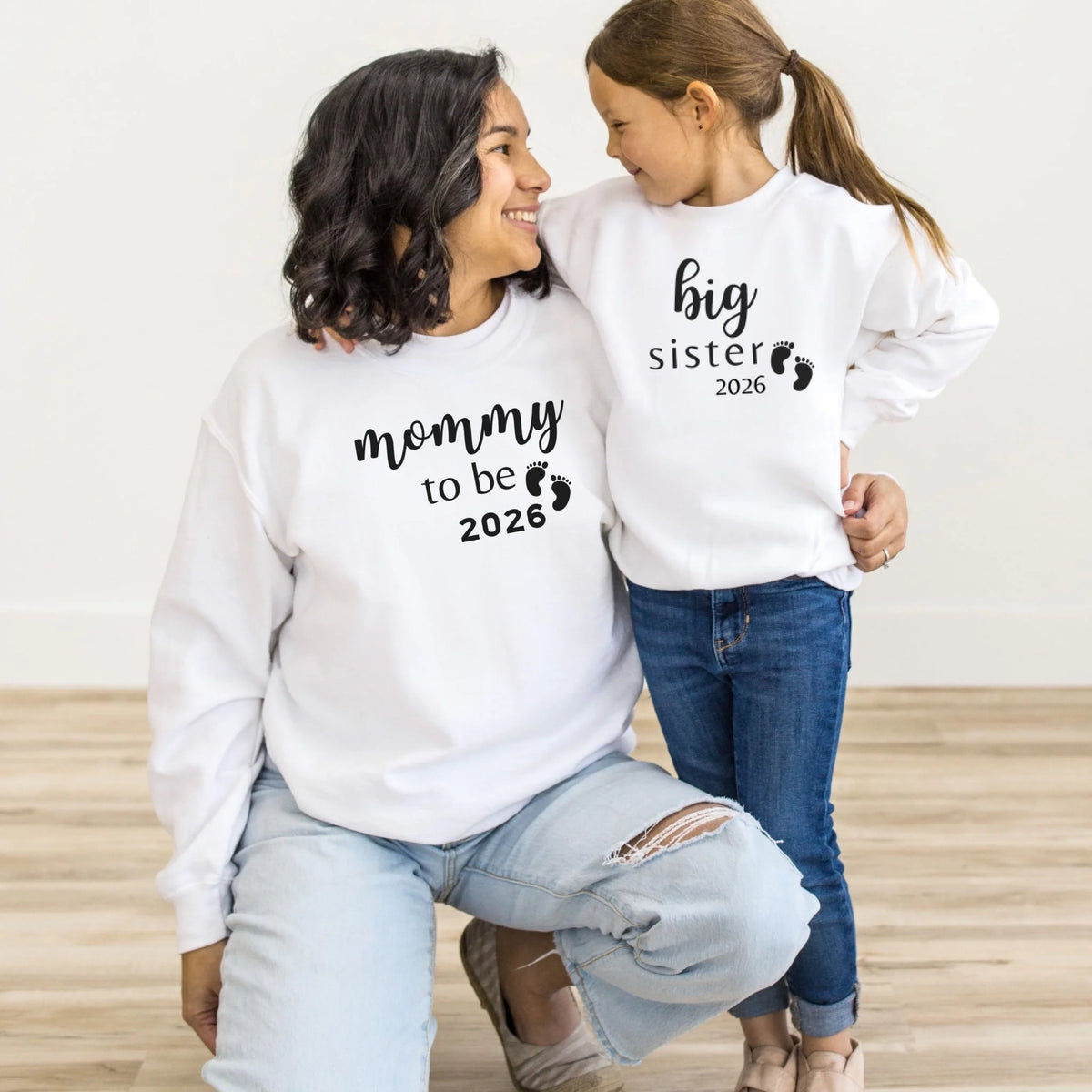 mamagibt Mama Sweatshirt Baby Ankündigung Sweatshirt Mama Babyankündigung White personalisiert