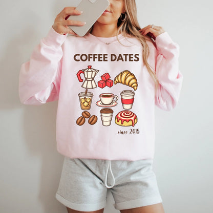 mamagibt Couple Sweatshirt Coffee Date Club | Her Sweatshirt Couple Coffee Date Club | Her Light Pink personalisiert
