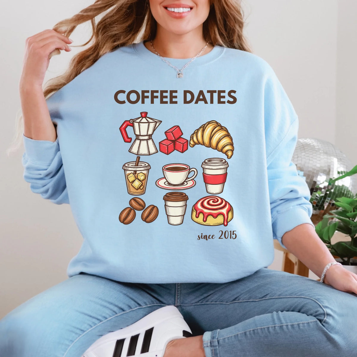 mamagibt Couple Sweatshirt Coffee Date Club | Her Sweatshirt Couple Coffee Date Club | Her Light Blue personalisiert