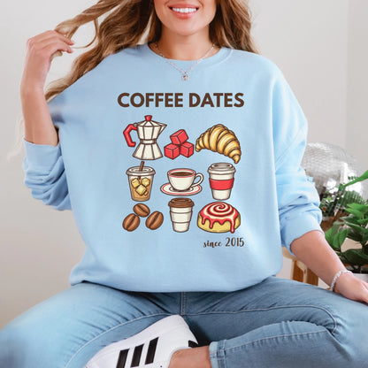 mamagibt Couple Sweatshirt Coffee Date Club | Her Sweatshirt Couple Coffee Date Club | Her Light Blue personalisiert