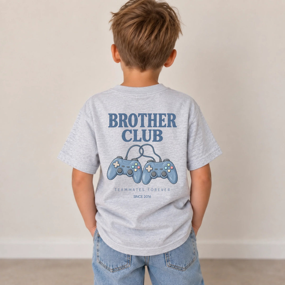 jungen rücken hell grau