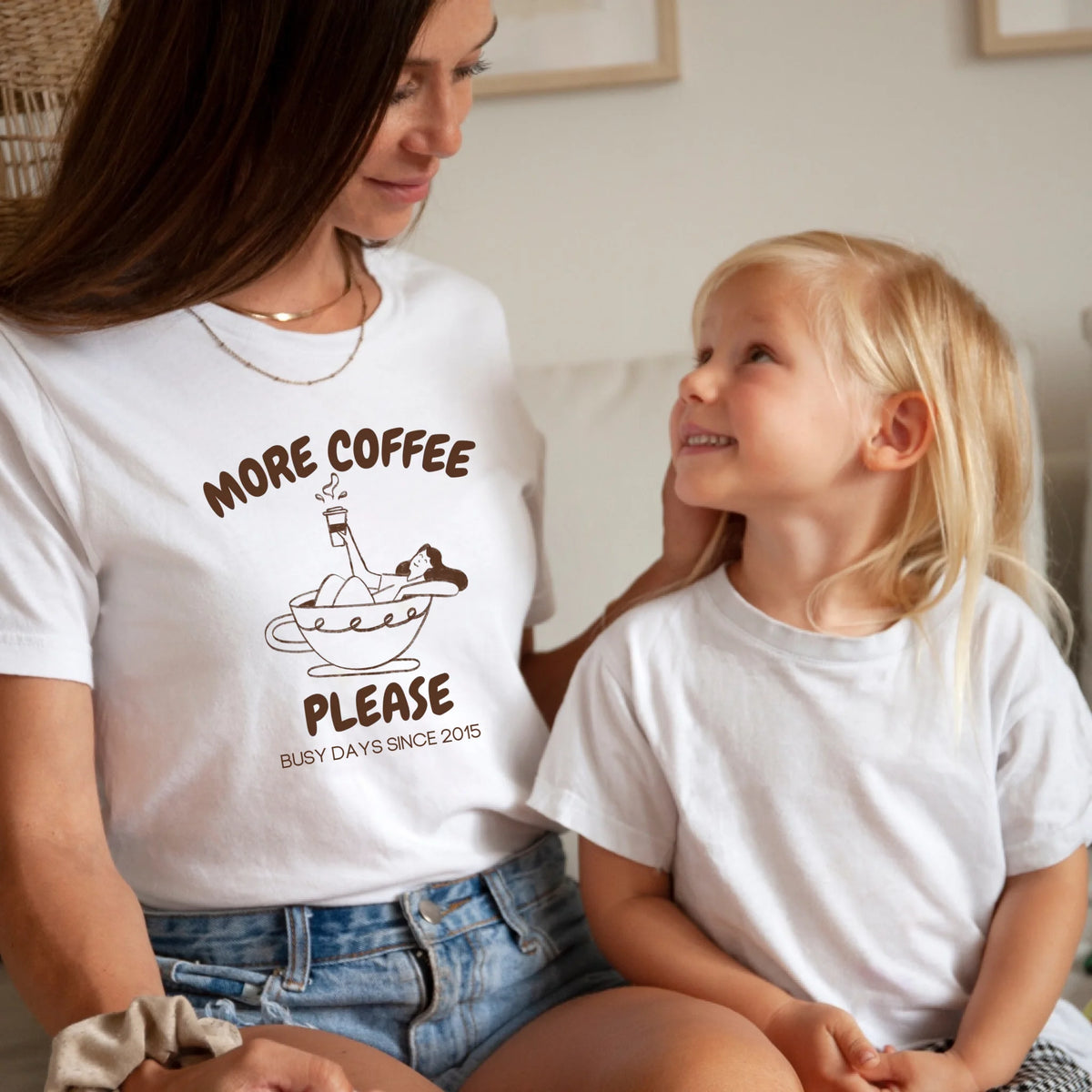 mamagibt Mama T-Shirt more coffee please Mama T-Shirt more coffee please White personalisiert