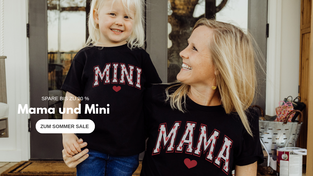 Mama und Kind mit T Shirts 